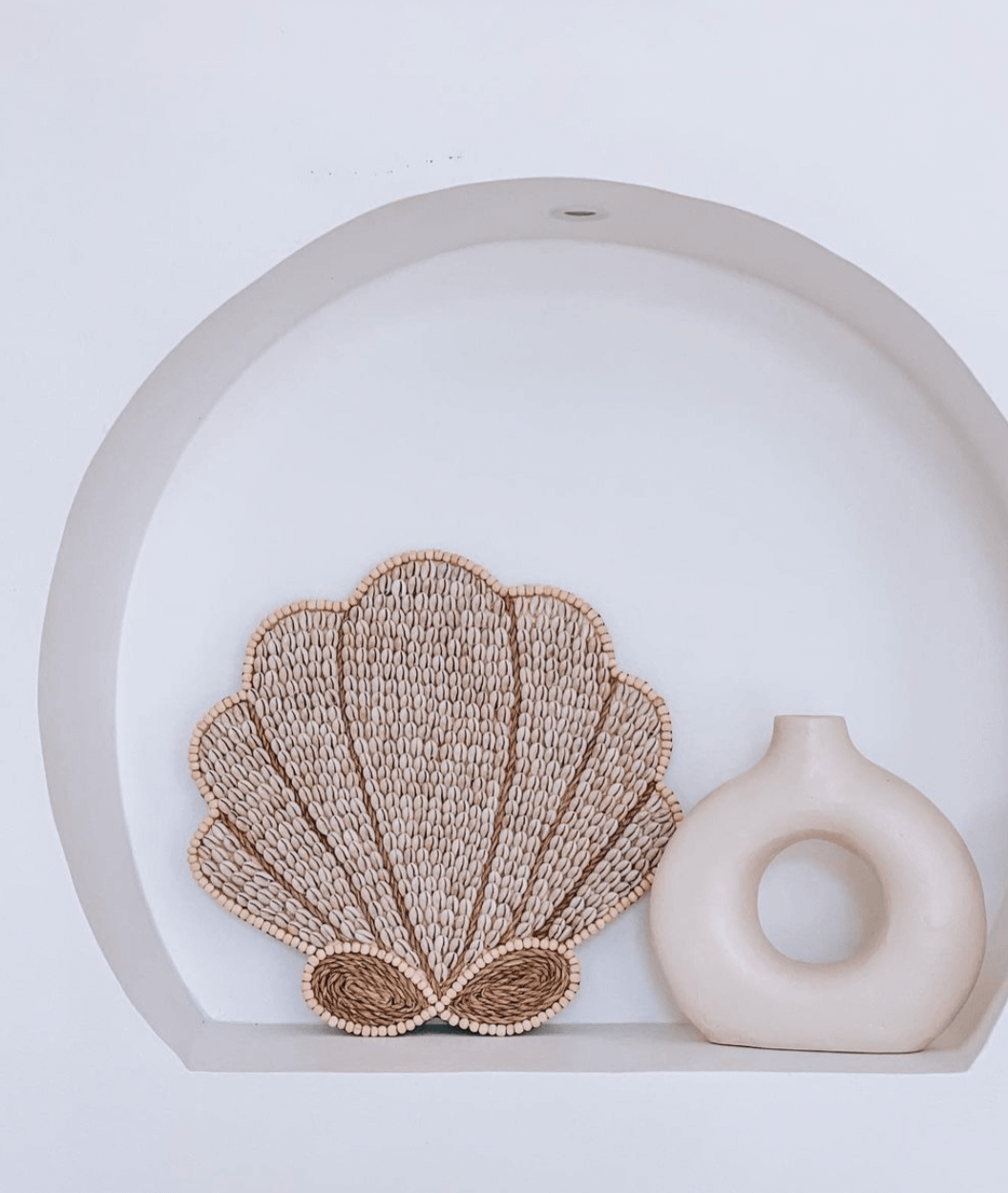 WALL DECORATION WITH BEACH SHELLS